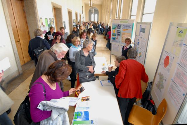 Viele Fragen ergaben sich an den Informationsständen der Krankenkassen, Institutionen und Verbände (Foto: Siegfried Sperl). 