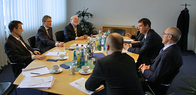 Dr. Bruno Waldvogel, Dr. Nikolaus Melcop und Peter Lehndorfer (v. l.) im Gespräch mit Gesundheitsminister Dr. Markus Söder (2. v. r.).