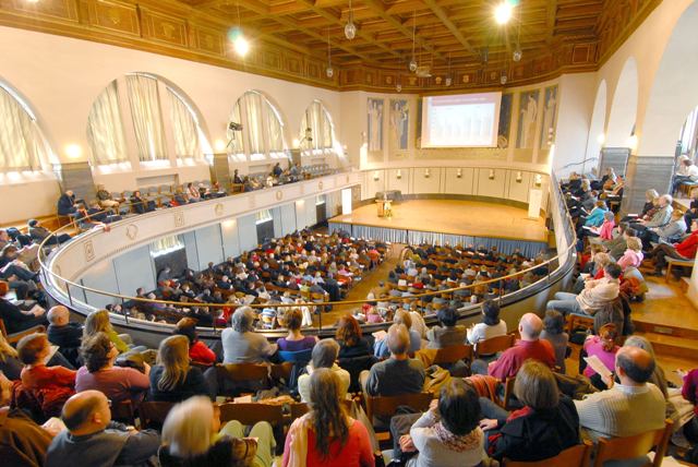 Fast 600 Teilnehmer/innen bei den Fachvorträgen in der großen Aula der LMU München (Foto: Siegfried Sperl) 