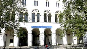 Der Eingang der LMU München: Tagungsort des Psychotherapeutentages 