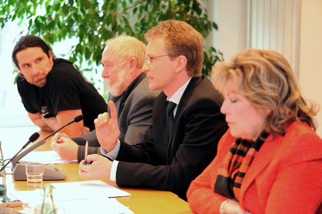 Pressekonferenz im Presseclub München am 19. März 2009: Alexander Huber, Profibergsteiger und Weltklassealpinist, Vizepräsident Peter Lehndorfer, Kammerpräsident Dr. Nikolaus Melcop und Vorstandsmitglied Angelika Wagner-Link (v. l.) (Foto: Wolfgang Weber) 