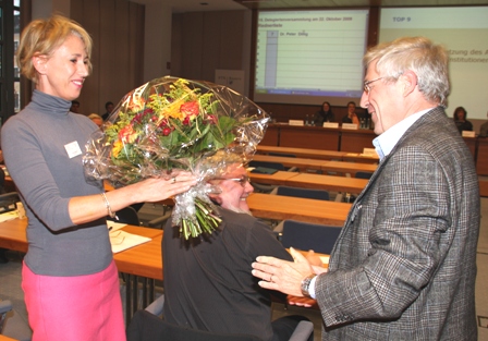Blumen zum Dank für die geleistete Arbeit: Dr. Peter Dillig bedankte sich bei Corinna Weixler im Namen des Ausschusses für ihren Einsatz. 