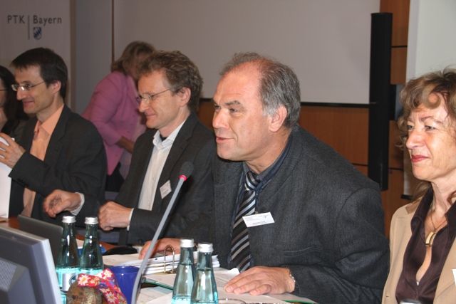 Die Versammlungsleiter Ellen Bruckmayer (rechts) und Klemens Funk (3. v. l.) mit Vizepräsident Dr. Bruno Waldvogel (links) und Kammerpräsident Dr. Nikolaus Melcop. 