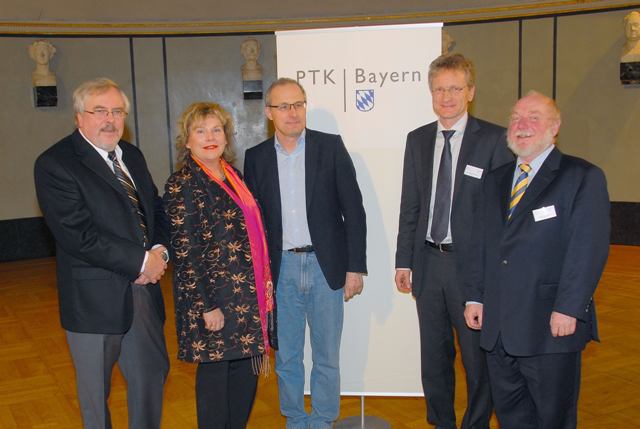 Prof. Dr. Kurt Hahlweg, Angelika Wagner-Link, Prof. Dr. Martin Hautzinger, Dr. Nikolaus Melcop und Peter Lehndorfer (v. l.) (Foto: Siegfried Sperl) 