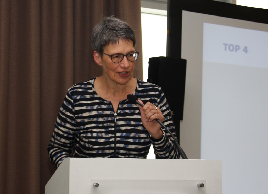 Vorstandsmitglied Birgit Gorgas erläuterte die Entwicklungen des geplanten Psychisch-Kranken-Hilfe-Gesetz in Bayern.